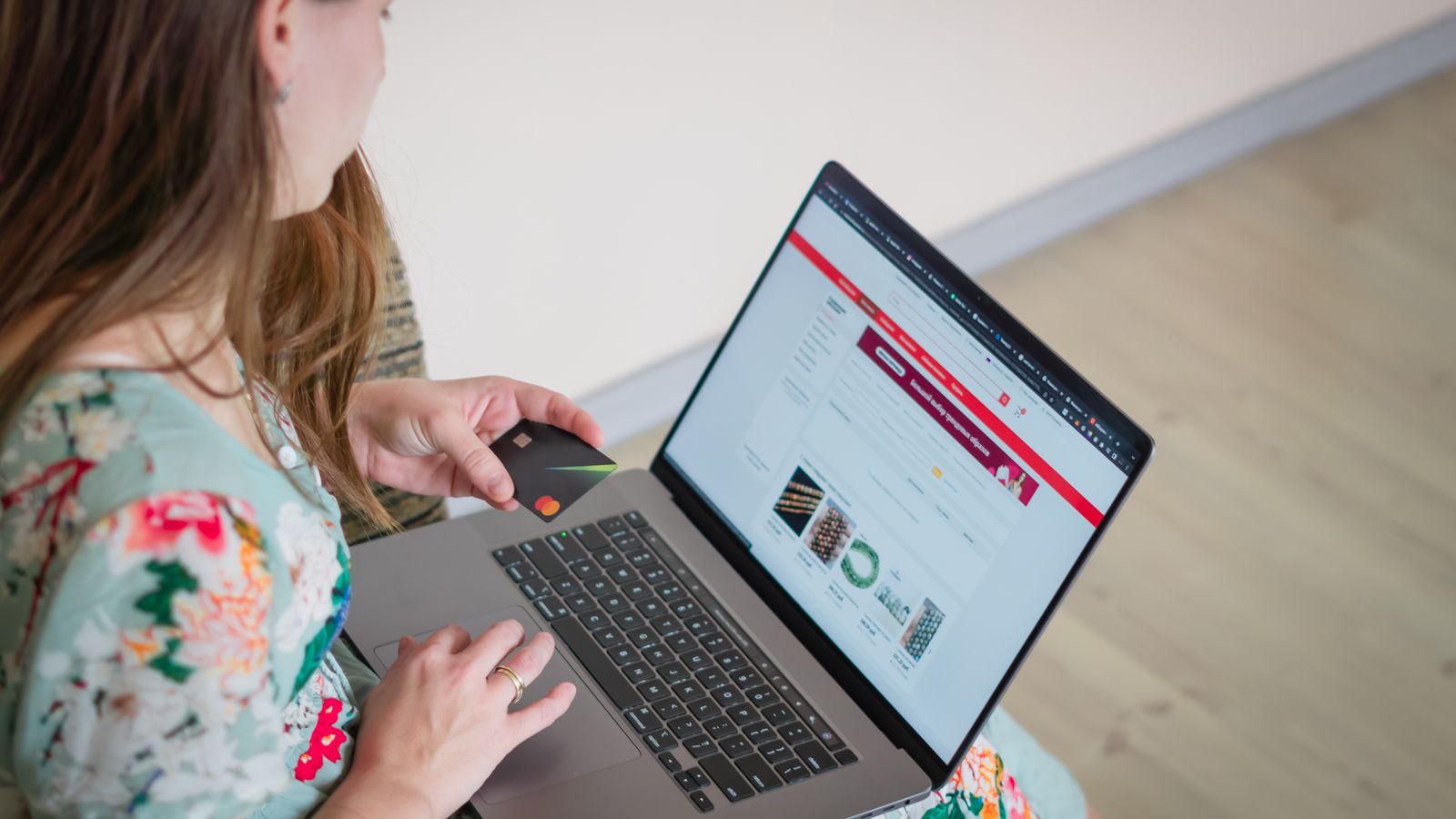 Online einkaufen am Laptop